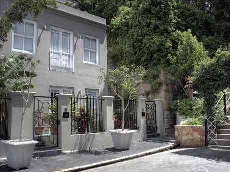 More Quarters Apartments